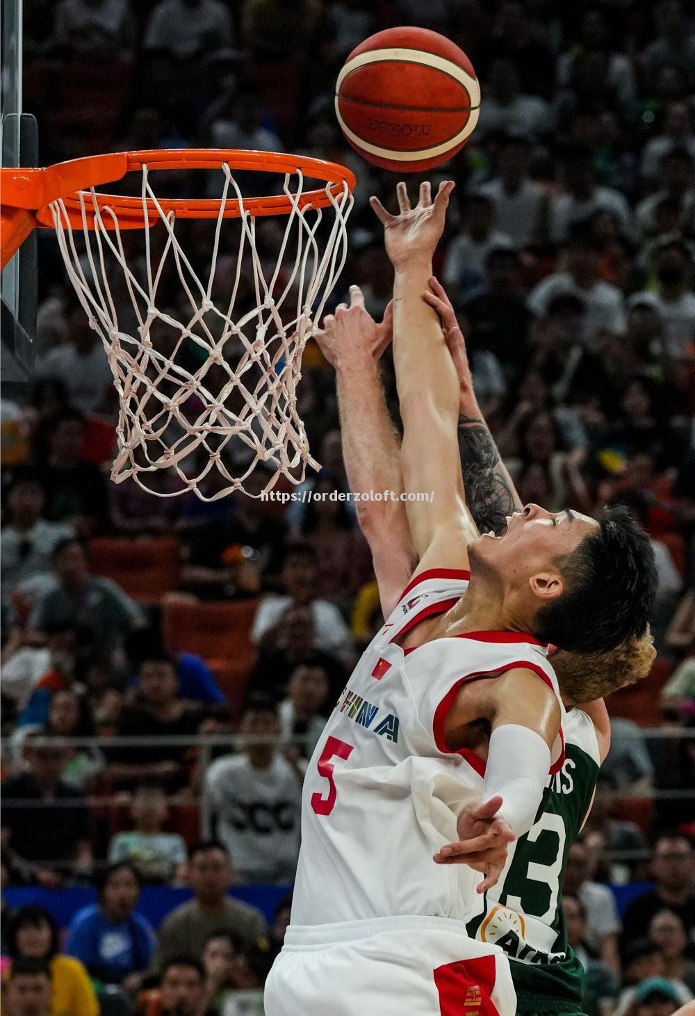 立陶宛篮球队在比赛中力挫强敌