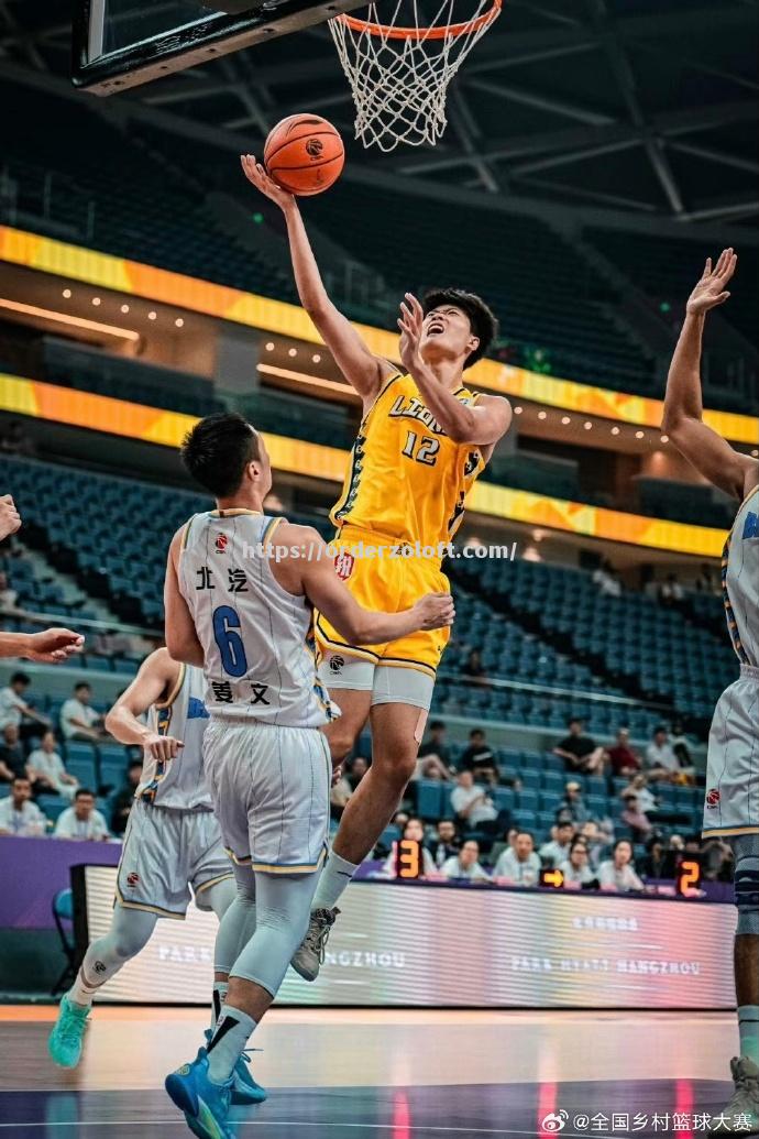 两支顶级篮球队决战瞩目赛场，分出高下