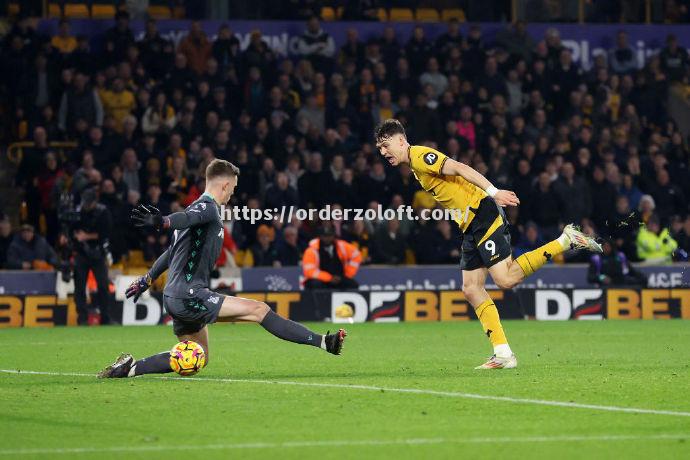 星空体育-狼队中场内维斯前场追球拼抢，展现出色拼搏态度