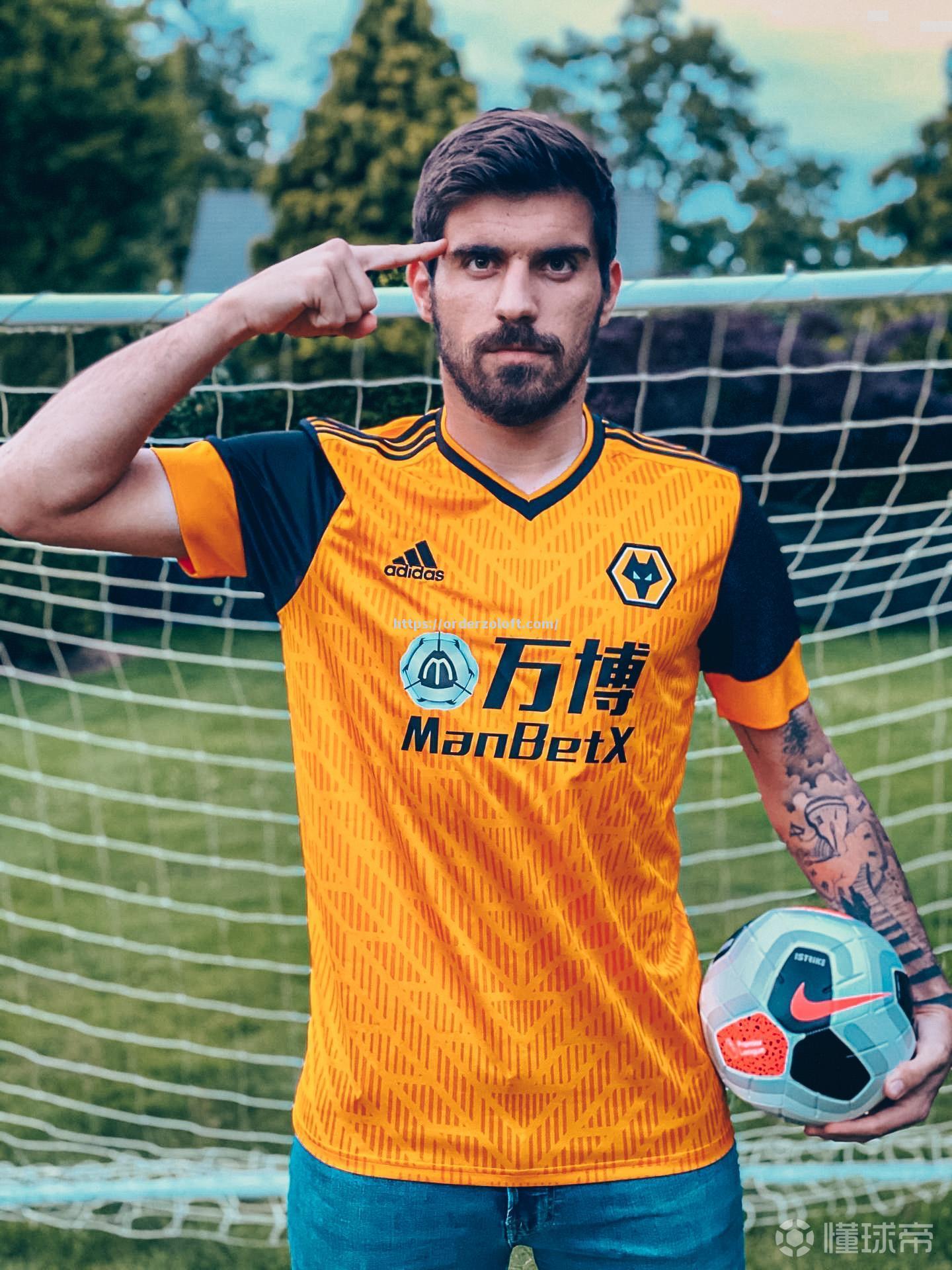 狼队中场内维斯前场追球拼抢，展现出色拼搏态度